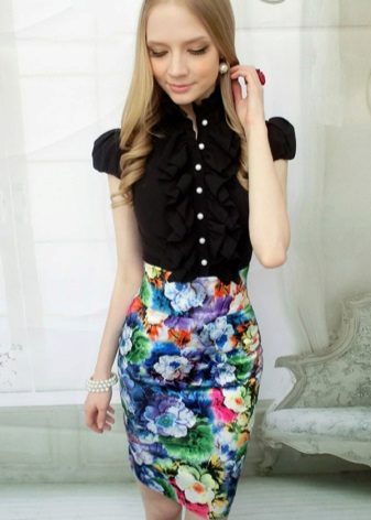 Pencil skirt with floral print in combination with a black blouse