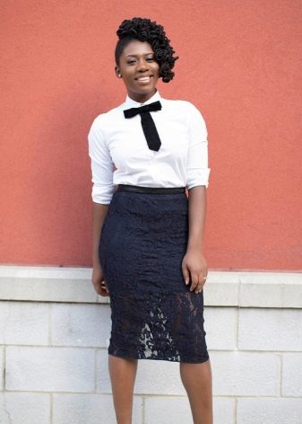 Black pencil skirt in combination with a tie