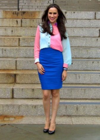 Blue pencil skirt in combination with a bright two-tone shirt
