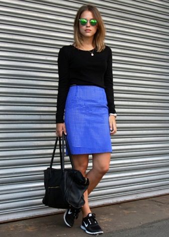 Blue pencil skirt in combination with sneakers - casual look