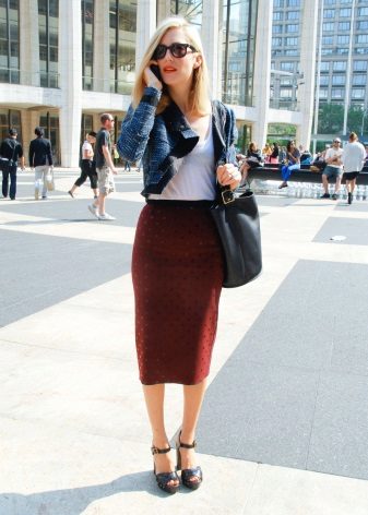 medium-length pencil skirt with a fine pattern