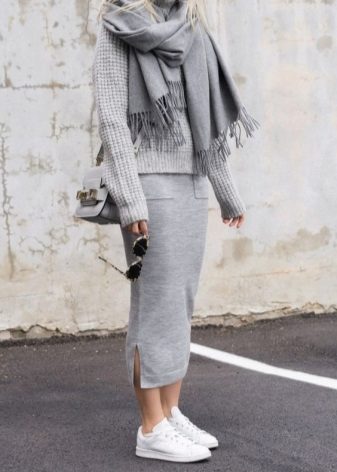 Váy bút chì theo phong cách thể thao