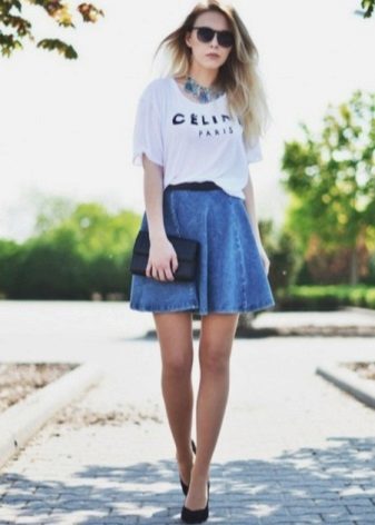 Denim skirt half-elastic with a t-shirt