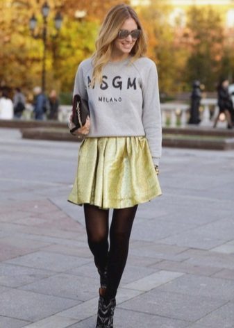 Bright half skirt with elastic band and sweatshirt