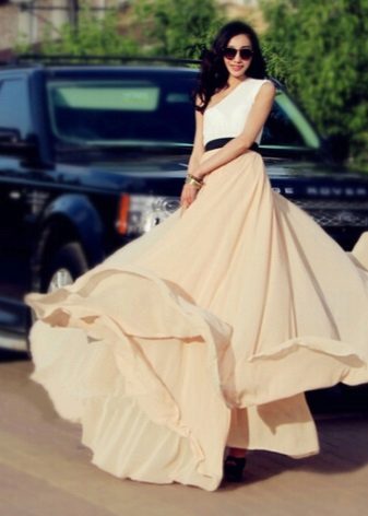 Beige skirt sun to the floor in combination with a white top