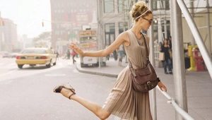 What can I wear with a beige dress?