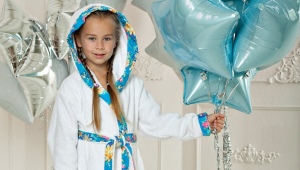 Children's dressing gown with a hood