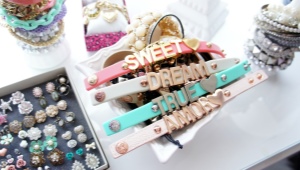 Storing bracelets