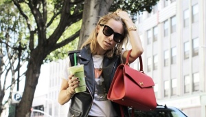 What to wear with a red bag?