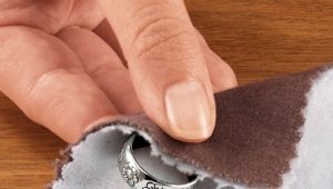 How to clean silver soda?