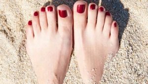Pedicure design ideas in burgundy colors