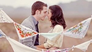 Choosing a gift for his wife on the first wedding anniversary