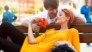 What to give a girl to celebrate the date of the relationship?