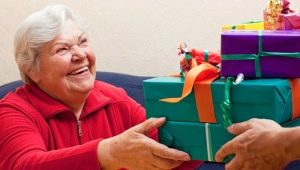 What to give for the birthday of an elderly person?