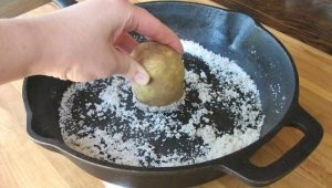 How to ignite a cast iron skillet?