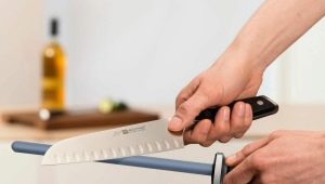 How to sharpen knives with a knife sharpener?