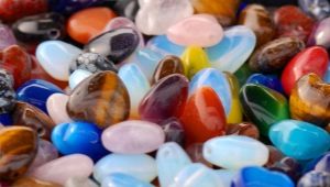 Semiprecious stones: properties, names and subtleties of choice