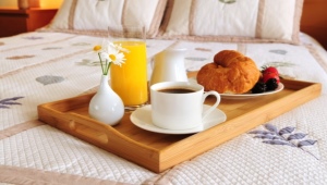 Breakfast tray in bed: types and choices