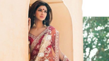 Sari - dress of Hindu goddesses and simple Indian women