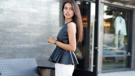 White pants are the trend of the season.