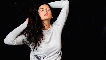 What to wear with a sweatshirt?