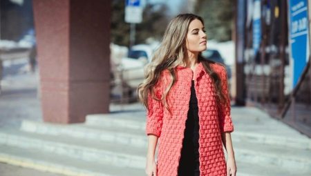 Knitted coat of thick yarn