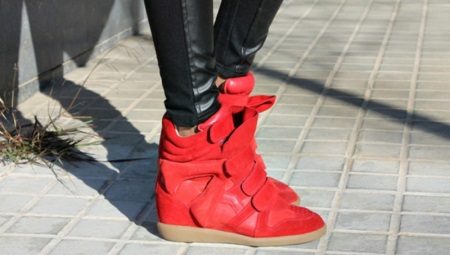 What to wear with sneakers?