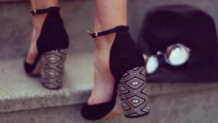 Sandals with closed heel