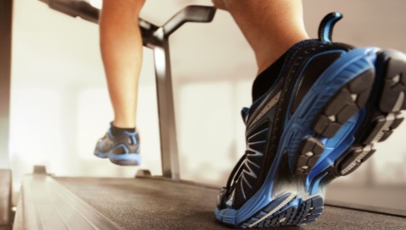 Running shoes for treadmill