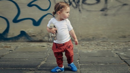 Children's velcro sneakers