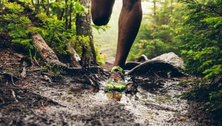 Running shoes for cross-country running