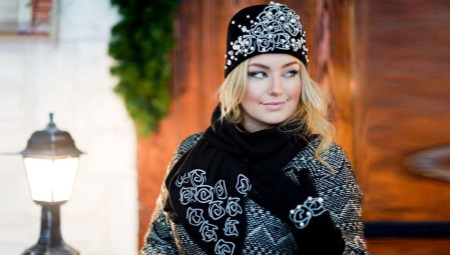 مجموعة: قبعة المرأة ، والقفازات وشاح