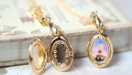 Pendant with a photo inside