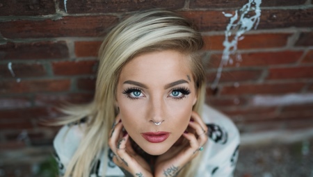 Earrings in the nose