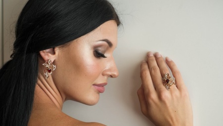 Earrings with pomegranate