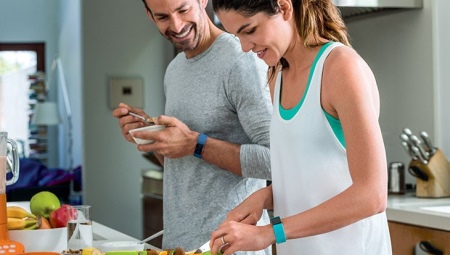 Fitness bracelet with heart rate monitor and pressure measurement