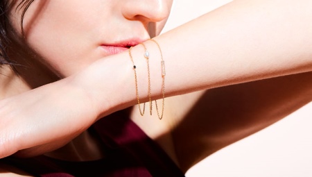 Dây chuyền vàng nữ trên tay