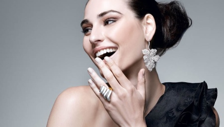 Gold ring with a diamond