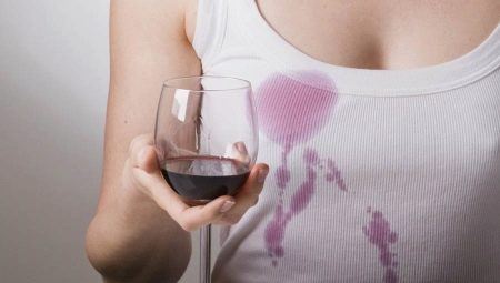 Comment laver les taches de vin rouge sur les vêtements?