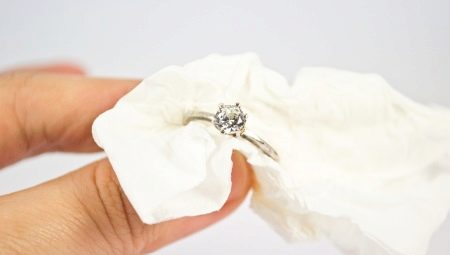 How to chstit white gold with diamonds?