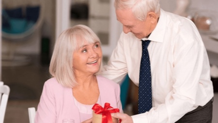 45 years from the date of the wedding - what kind of gifts to prepare a married couple?