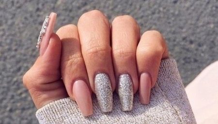 Beige Glitter Manicure: the best ideas and new designs