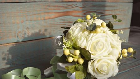 Bridal bouquet made from artificial flowers: the pros and cons of the composition, options for its creation