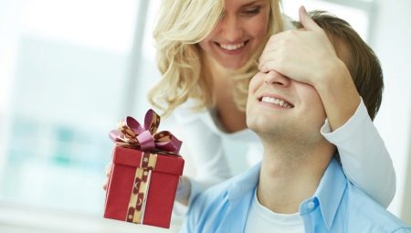 What to give her husband for 10 years from the date of the wedding?