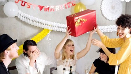 What to give a friend for the wedding?