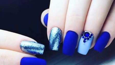 Nail design in blue and blue