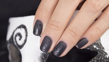 Manicure with glossy and matte varnishes