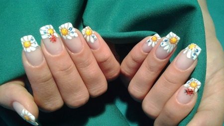 Manicure with daisies: features of the decor and trends of the season