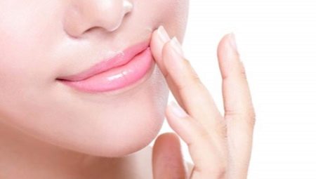 Lip oil: how to choose and how to use it correctly?