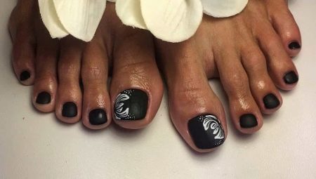 Matt pedicure - non-standard solutions in nail design